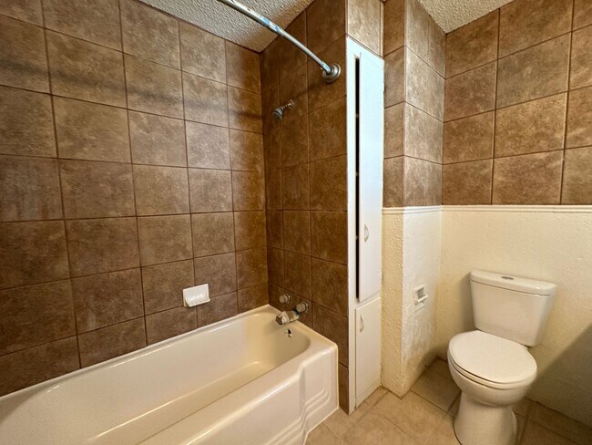 Building Photo - 3Bed/2Bath Available now!