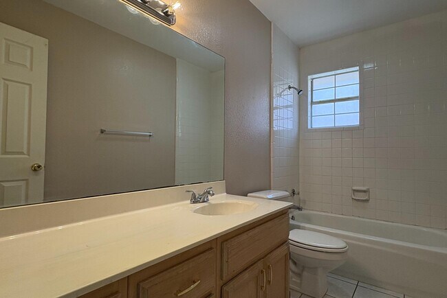 Building Photo - 1603 Sherwood Dr