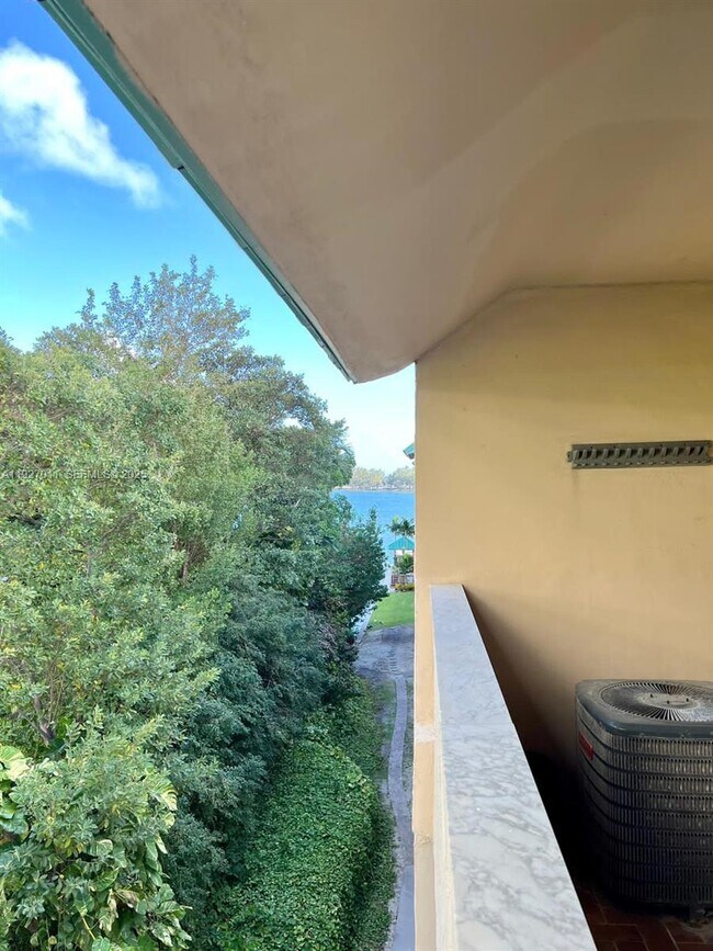 Building Photo - 2201 Brickell Ave