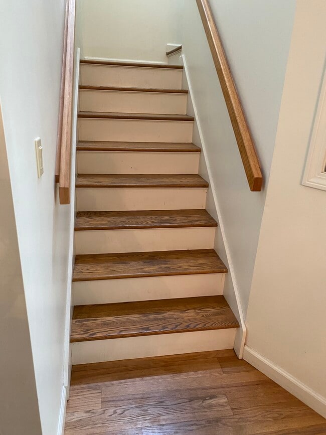 Stairway - 135 Courtyard Ln