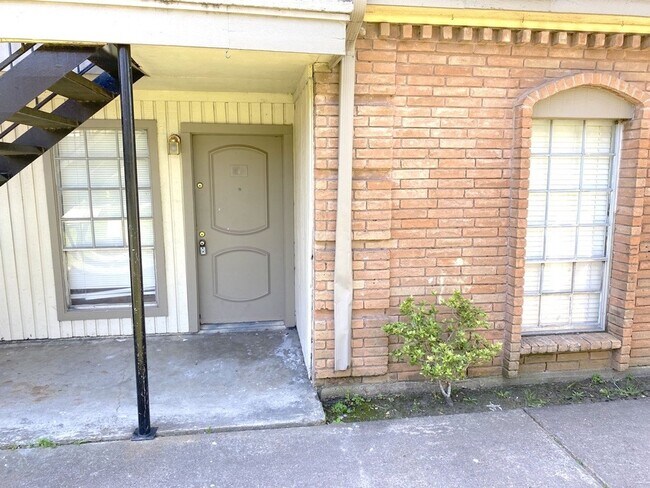 Primary Photo - SPRING BRANCH CONDO WITH ALL BILLS PAID!