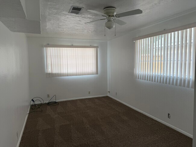 Building Photo - 2842 Solano Dr NE