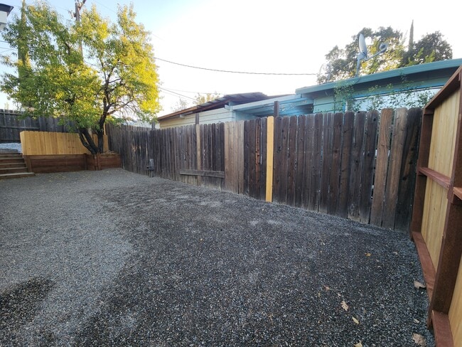 Building Photo - 1530 Aloha St