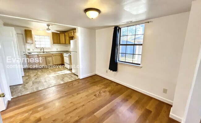 Building Photo - 2 Bed/1.5 Bath Townhome with Fenced Yard / Pet-Friendly / Available Now!