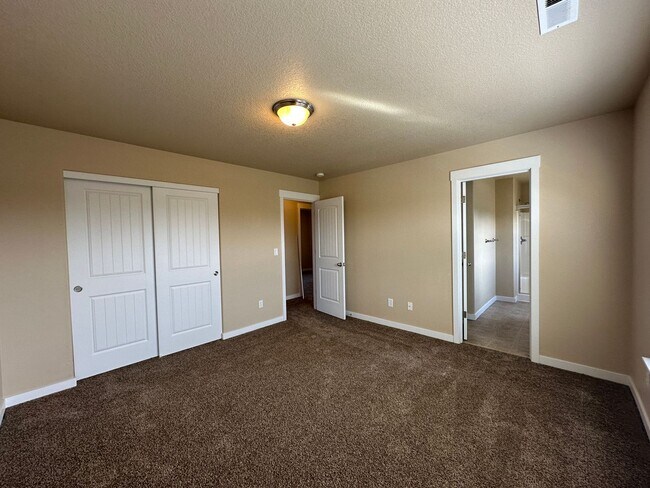 Building Photo - MOVE IN SPECIAL!  Remodeled 3 Bedroom / 2.5 Bathroom Home Southwest Redmond