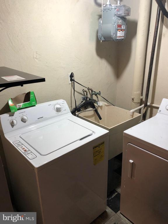 Building Photo - 8550 Tolbut St