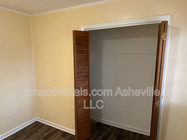 Building Photo - 3126 US-221