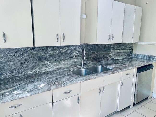 Building Photo - Modern Upstairs Unit in the Highly Desirab...