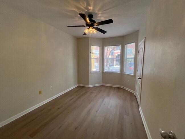 Building Photo - 8819 Villa View Cir