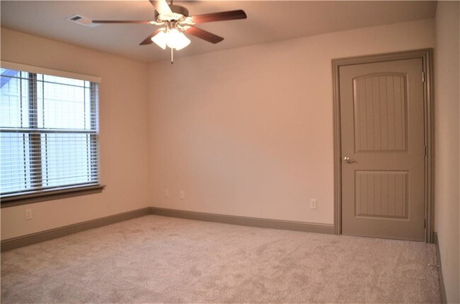 Building Photo - 1802 SW Riverstone Rd