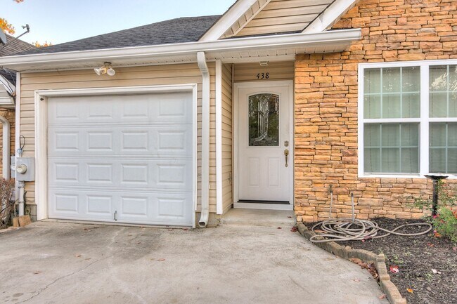 Building Photo - Townhouse w/ 1 Car Garage