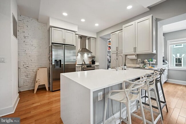 Building Photo - 522 F St NE