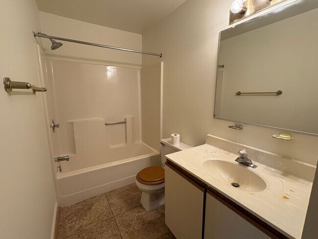 Building Photo - 541 Pineland Cir