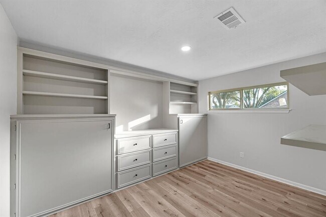 Building Photo - 213 Westview Dr