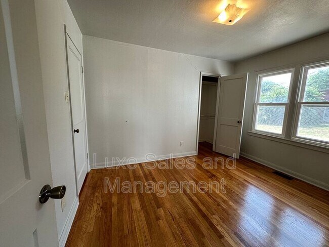 Building Photo - 206 E Myrtle Dr