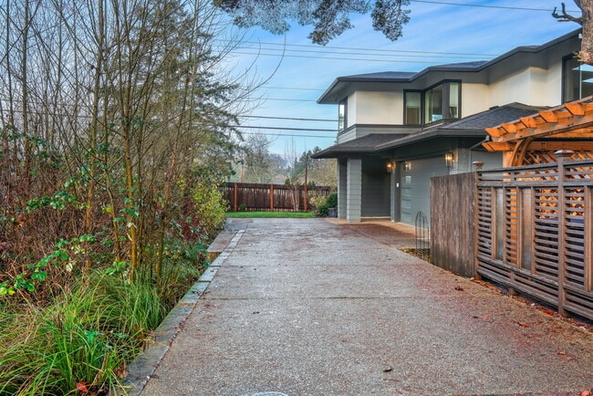 Building Photo - 5891 SW 67th Pl