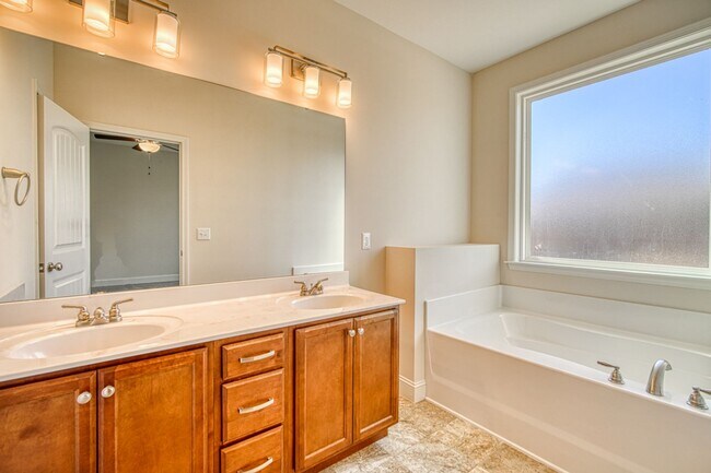 Building Photo - Lincoln Park Subdivision, Taylors - 3BR, 2...