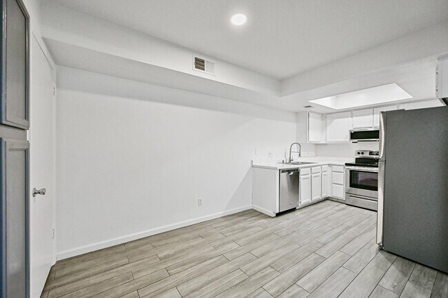 Building Photo - 1075 E Chandler Blvd