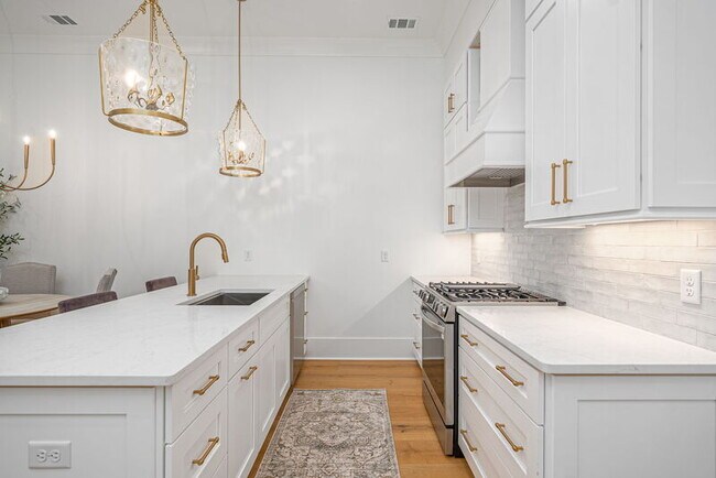 Building Photo - 302 W 38th St