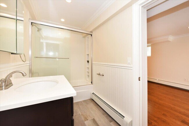 Building Photo - 158 Woodbine Ave