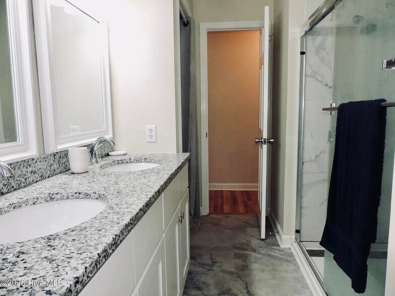 Building Photo - 209 Shoreline Dr