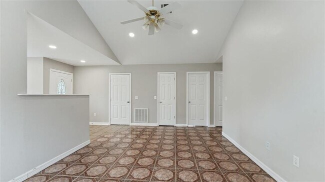 Building Photo - 905 SW Arrowhead Dr