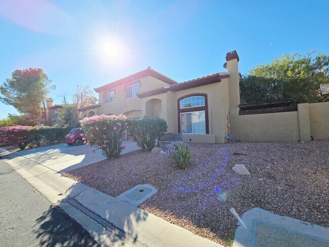 Building Photo - 2 BEDROOM TOWNHOUSE WITH 1 CAR GARAGE..HURRY, WON'T LAST!