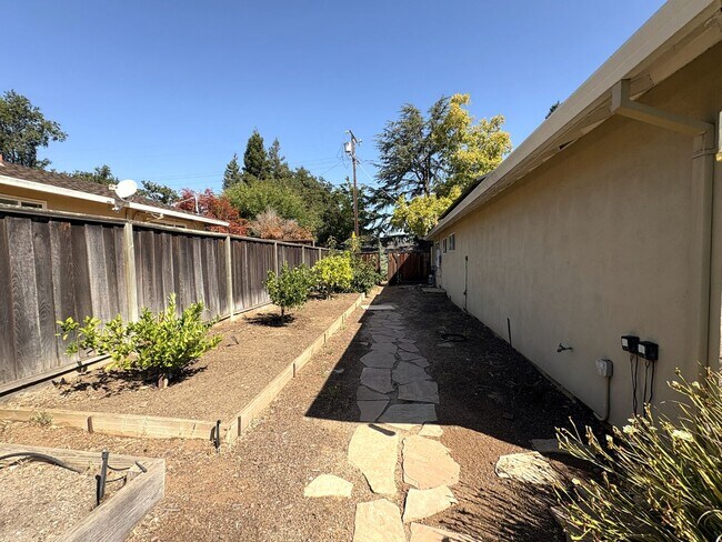 Building Photo - Modern Oasis in the Heart of Los Altos – U...