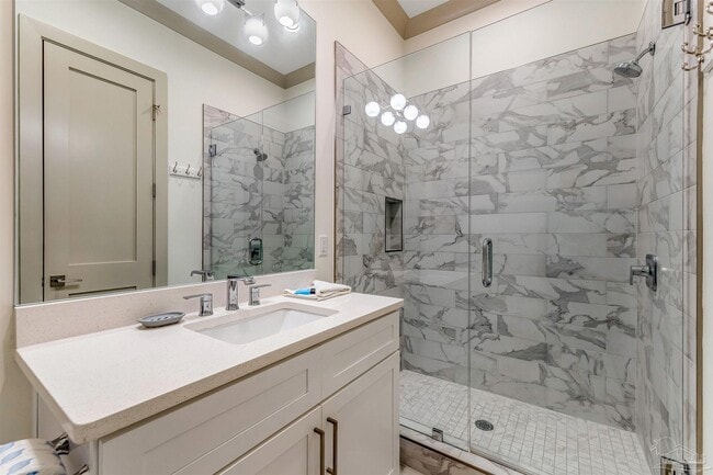 Building Photo - 70 Marthas Ln