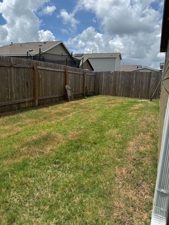 Building Photo - 3 Bed 2 Bath 2 Car Garage Home in Maxwell ...