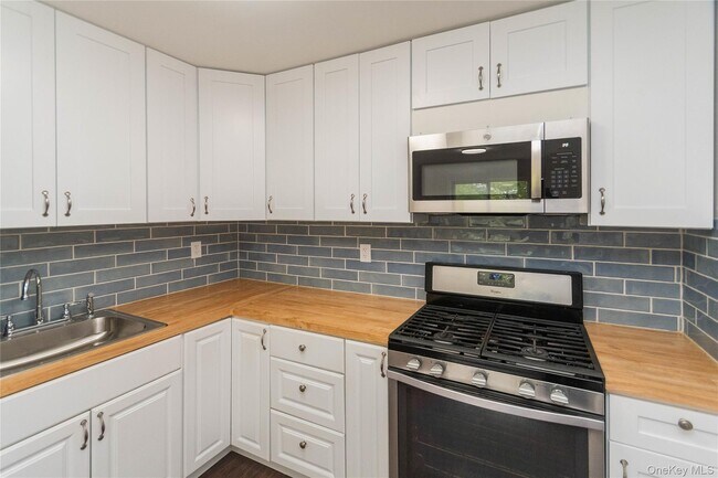 Building Photo - 11 Fishkill Glen Dr