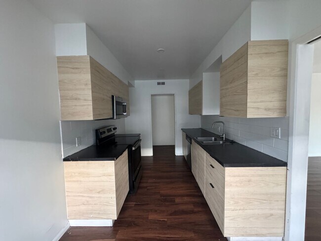 Building Photo - Charming 3bd 2ba apartment