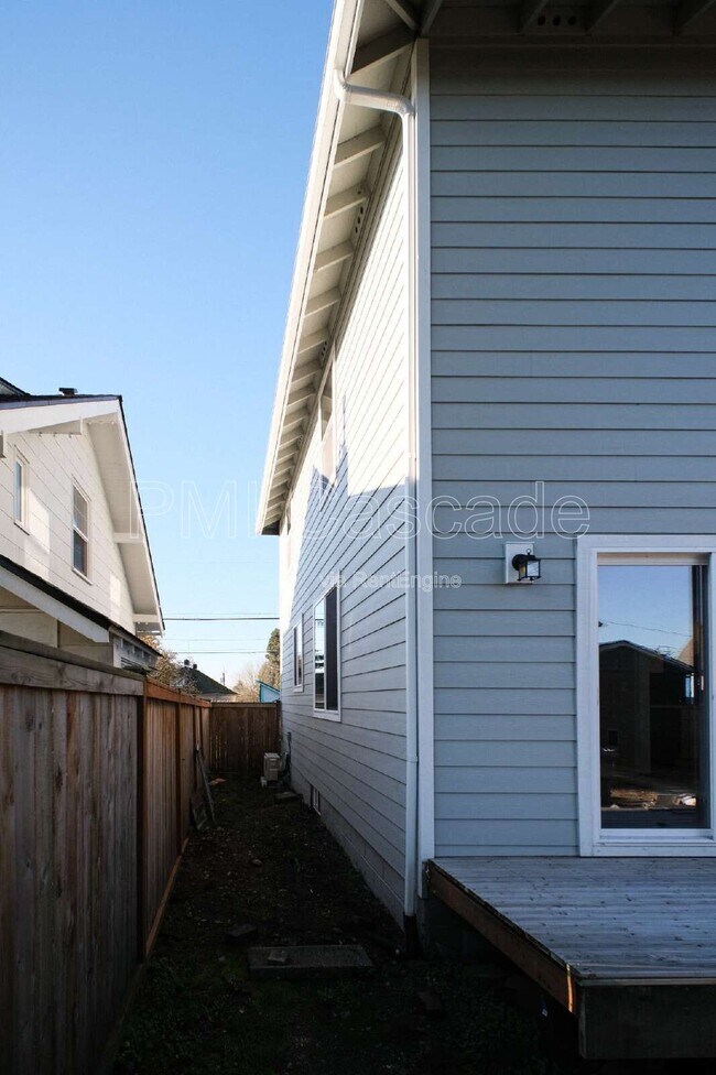 Building Photo - 933 S Sprague Ave