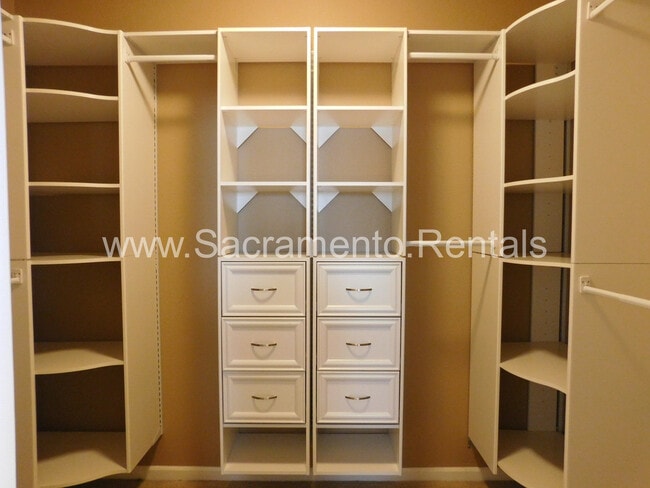 Building Photo - Wonderful 3 bd/2.5 ba Elk Grove Home with 2 Car Garage