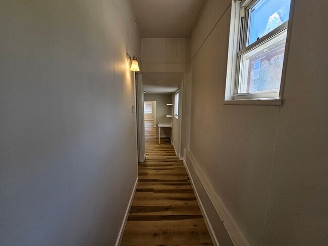 Building Photo - Newly updated 2 bedroom 1 bath apartment f...