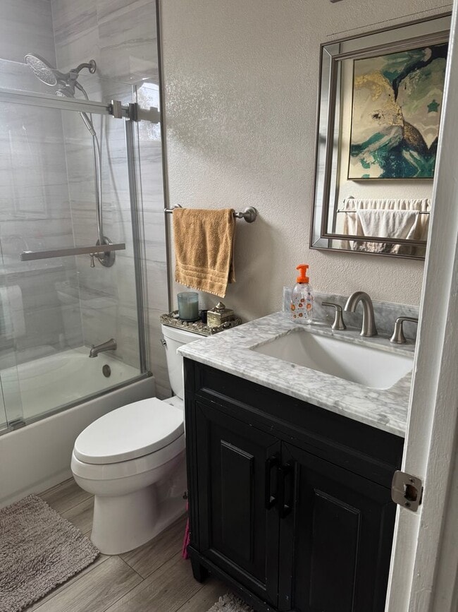 Building Photo - Spacious 3 Bedroom 2 Bath with a Den and Fireplace!