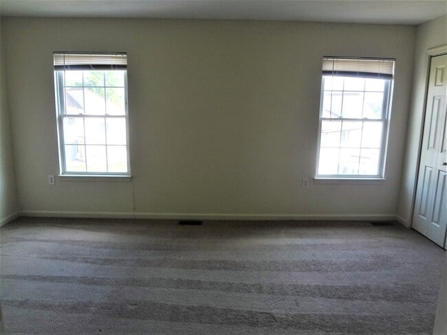 Building Photo - Spacious Townhouse with 2 Master Suites and Full Basement