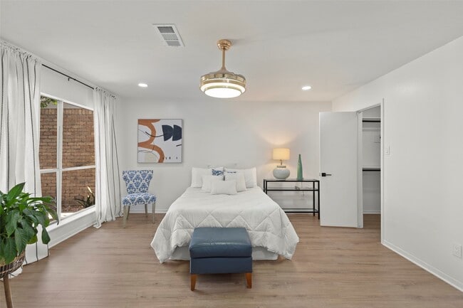 Building Photo - 2019 Wilcrest Dr