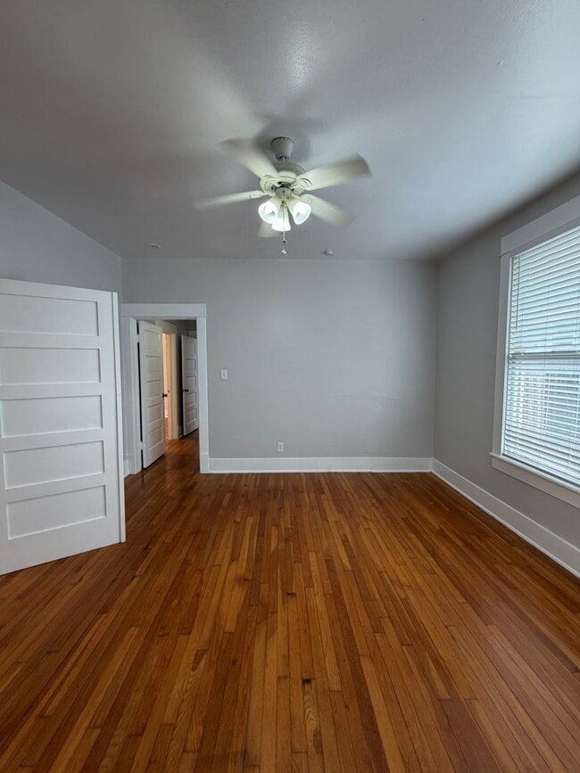 Building Photo - Stylish 2/2 Bungalow with Modern Kitchen & Spacious Backyard