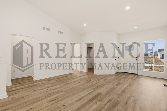 Building Photo - 5238 N Pinecrest Ct