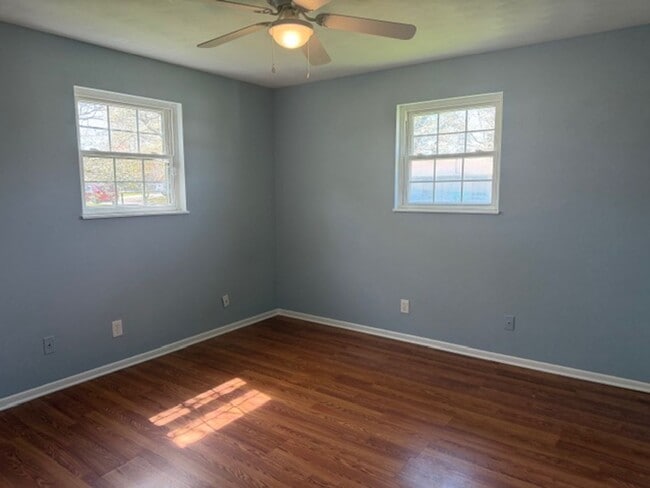 Building Photo - Seymour 37865 - One-level brick home with 3 bedrooms, 2 baths & bonus room - Call Linda Meese (86...