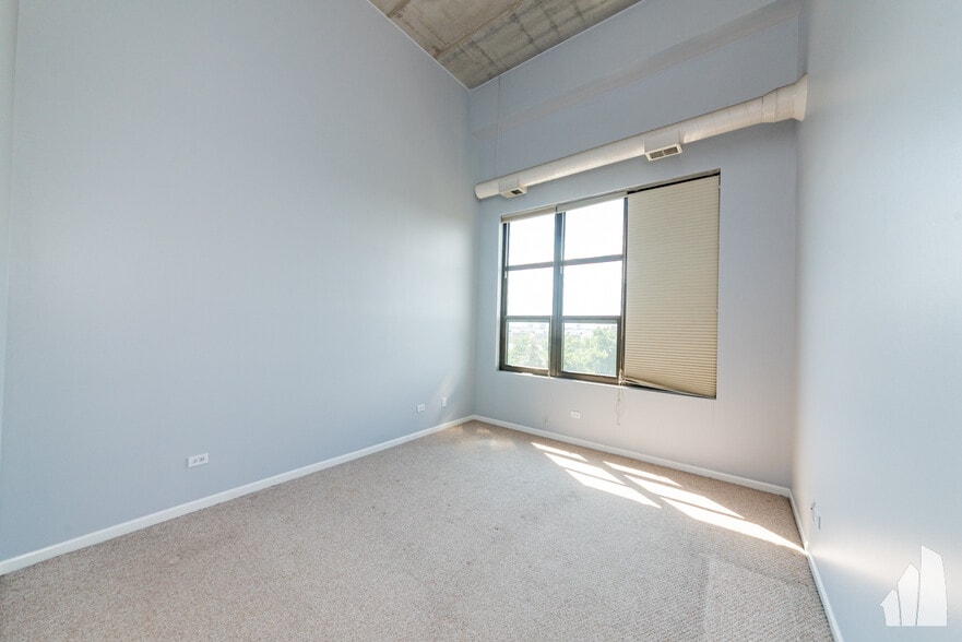 Building Photo - 1735 W Diversey Pkwy