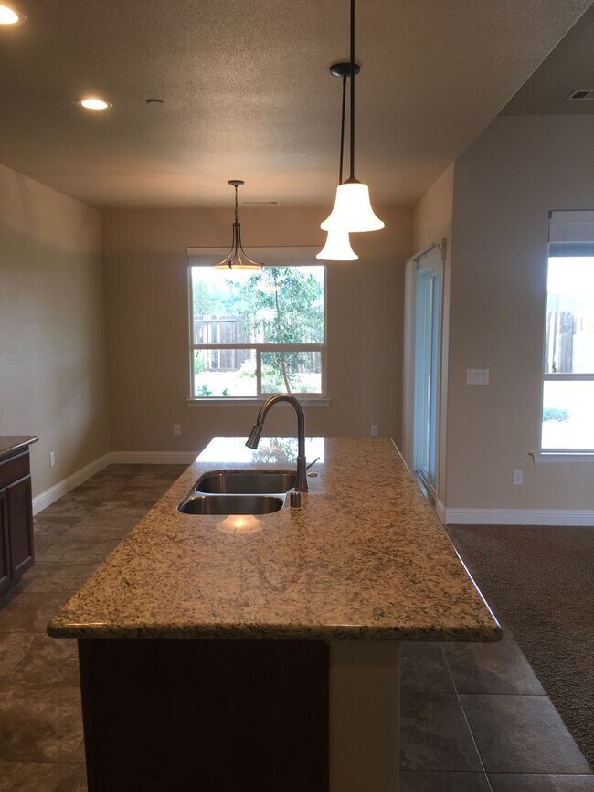 Building Photo - Beautiful Shasta Lake home with Landscapin...