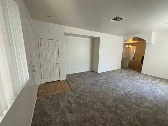 Building Photo - Single Story 3 bedroom with Fresh Paint & ...