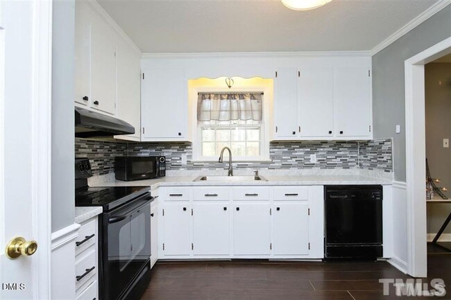 Building Photo - 4 Bedroom 3 Bath Home Available in August!