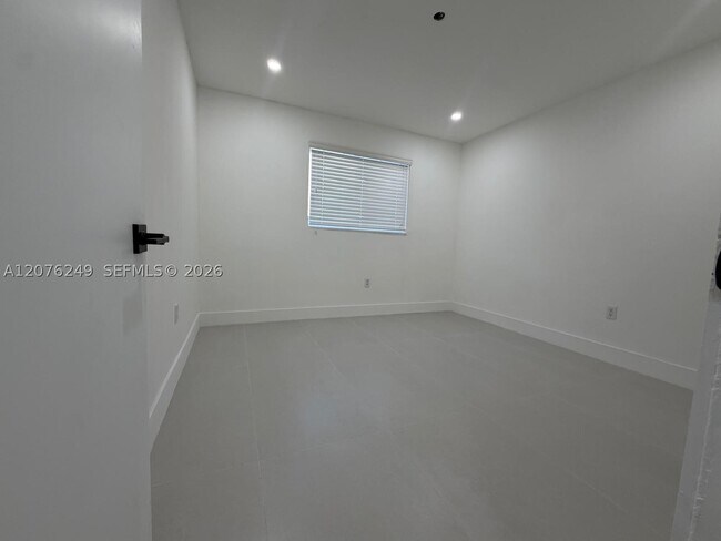 Building Photo - 501 NW 25th Ct