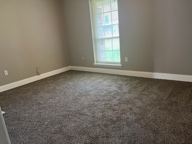 Master bedroom - 900 Mountain Creek Rd