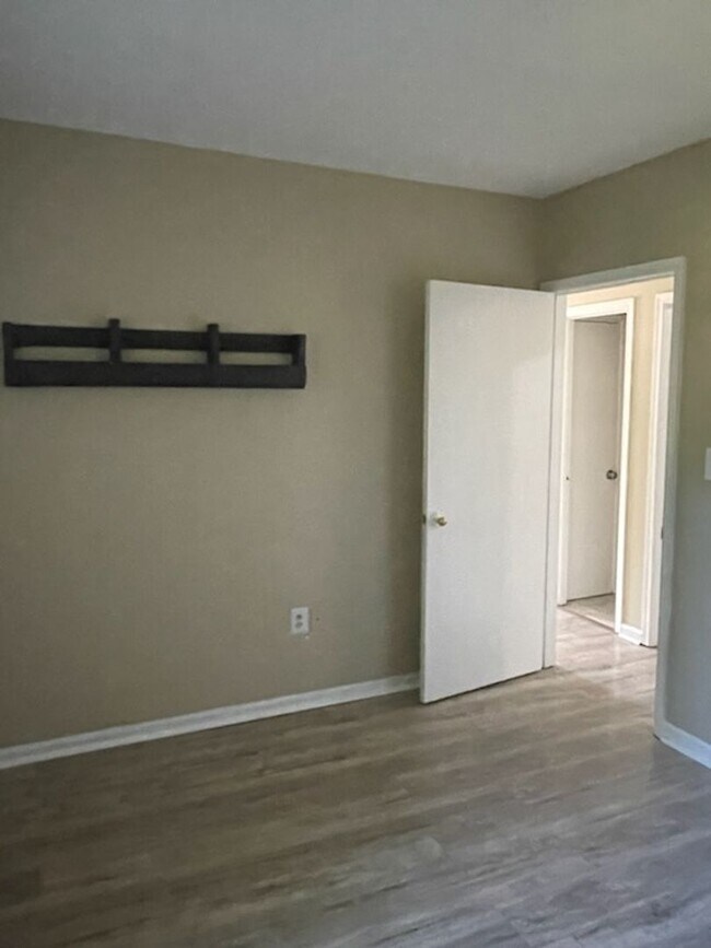 Building Photo - Two Bedroom One Bath Apartment In Huntington