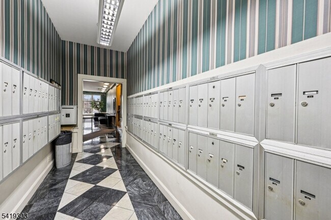 Building Photo - 5 Roosevelt Pl