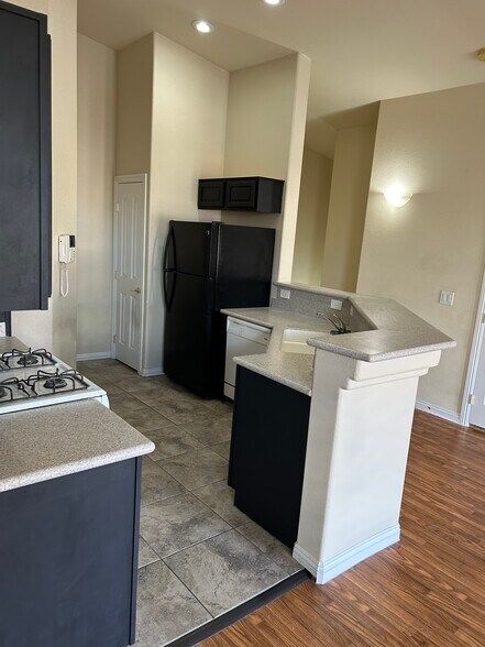 Building Photo - 10573 Petricola St